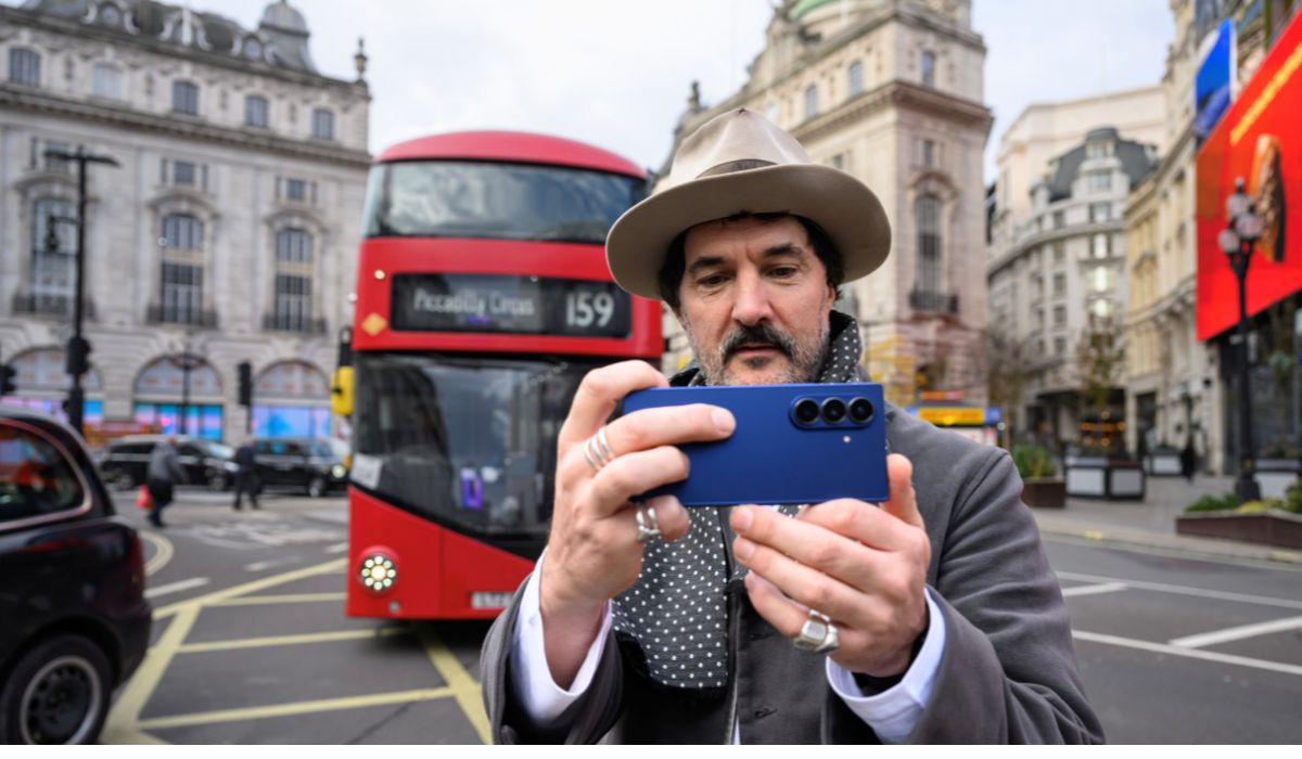 Galaxy AI One Shot Challenge showcasing effortless photo editing with Generative Edit